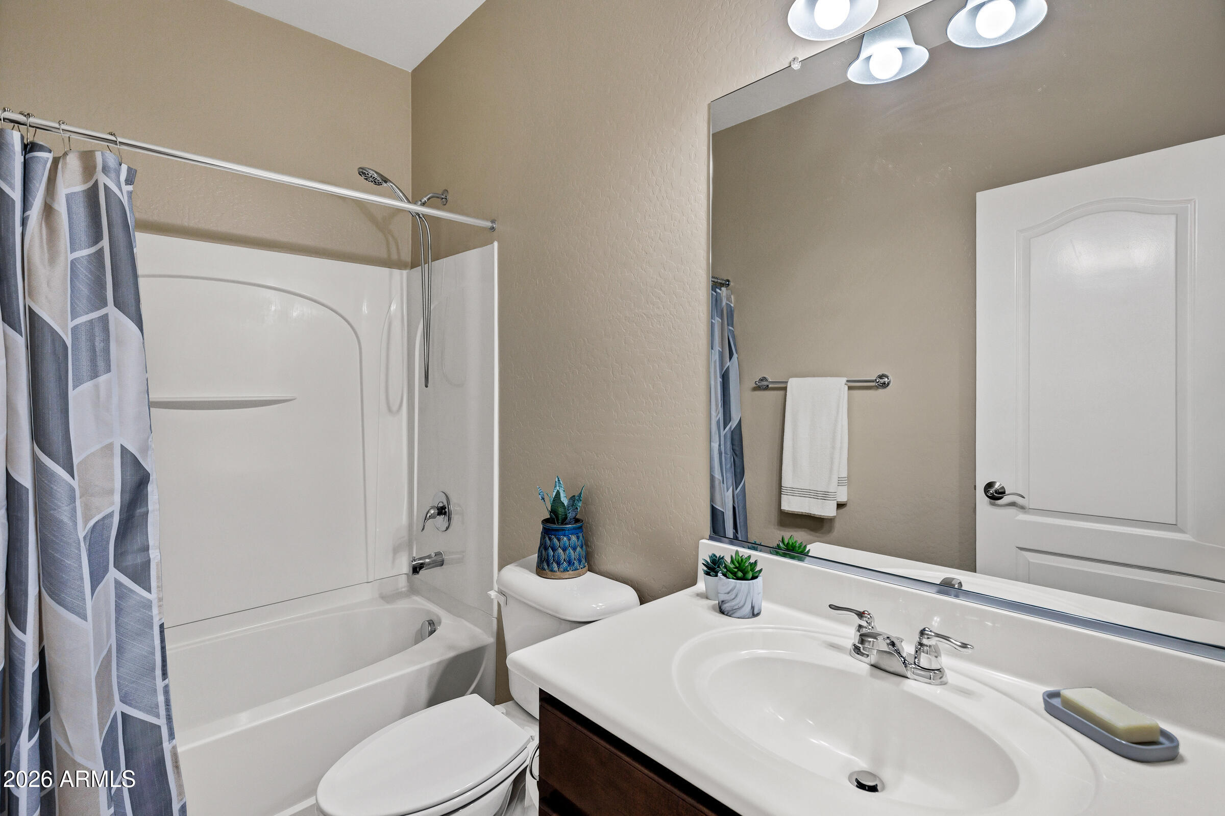 894 S UTILIS Drive