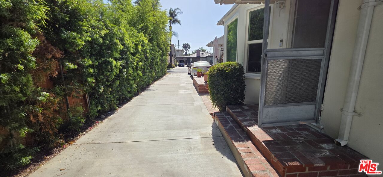 5444 Hermitage Ave
