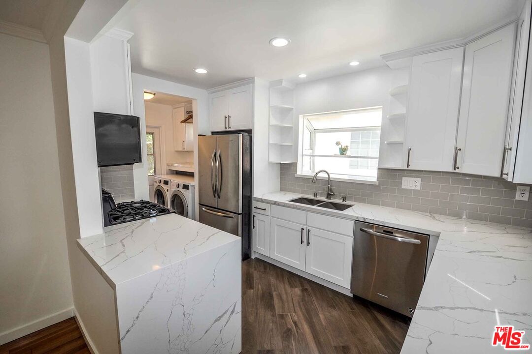 2725 BAGLEY AVE