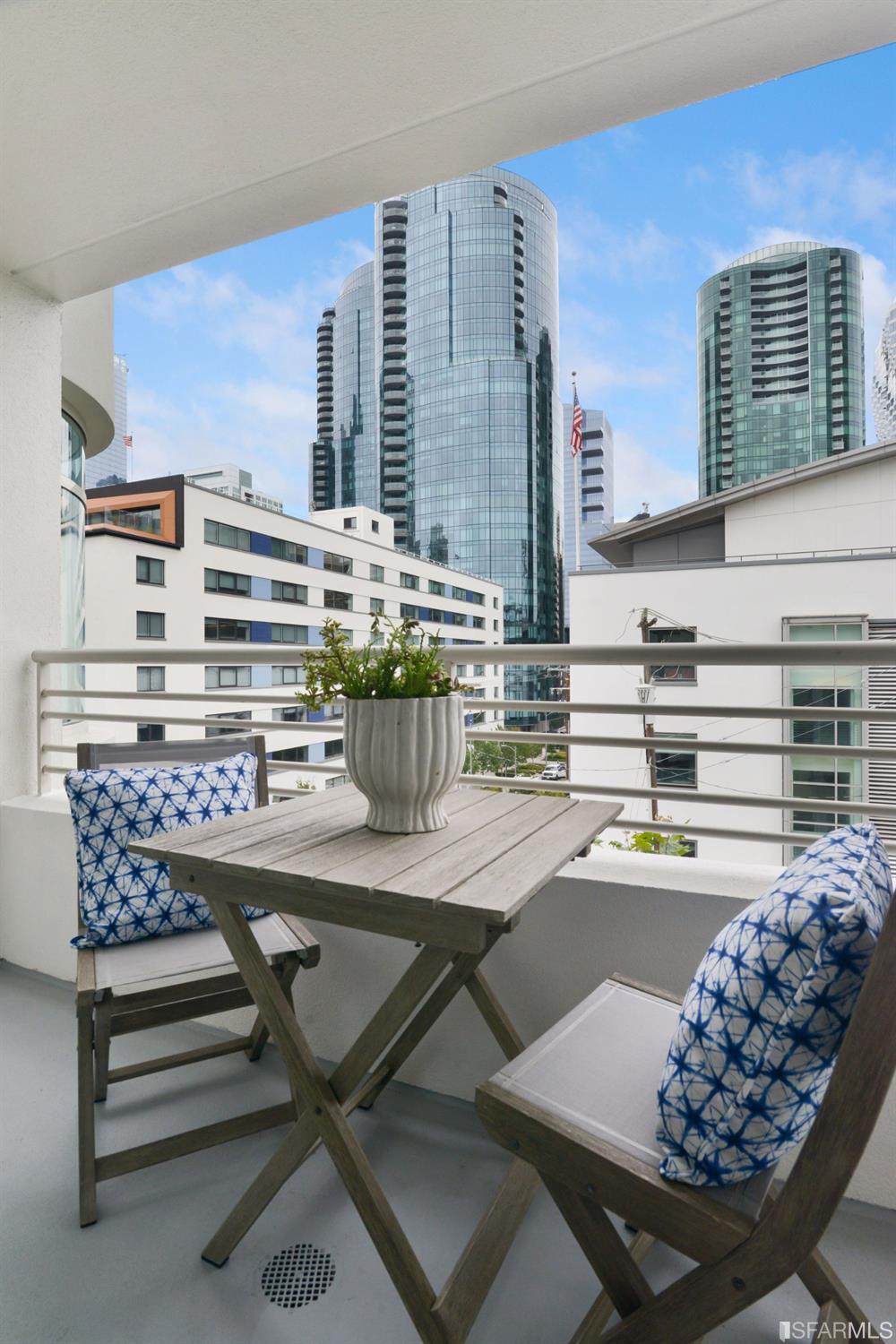 403 Main Street Unit: 516N