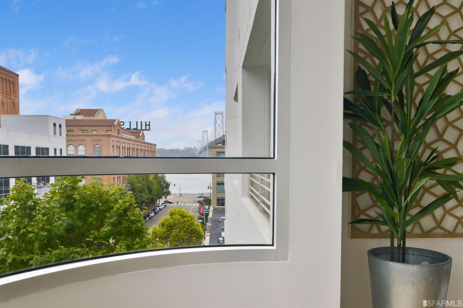 403 Main Street Unit: 516N
