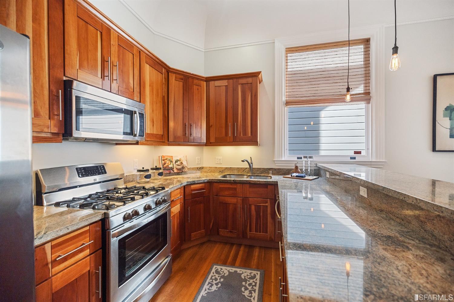 860 Waller Street Unit: 2