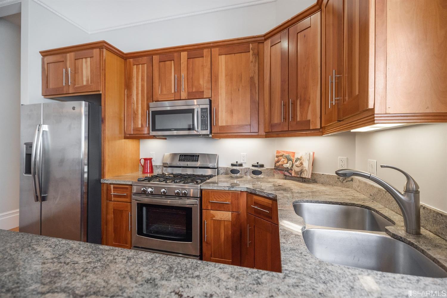 860 Waller Street Unit: 2