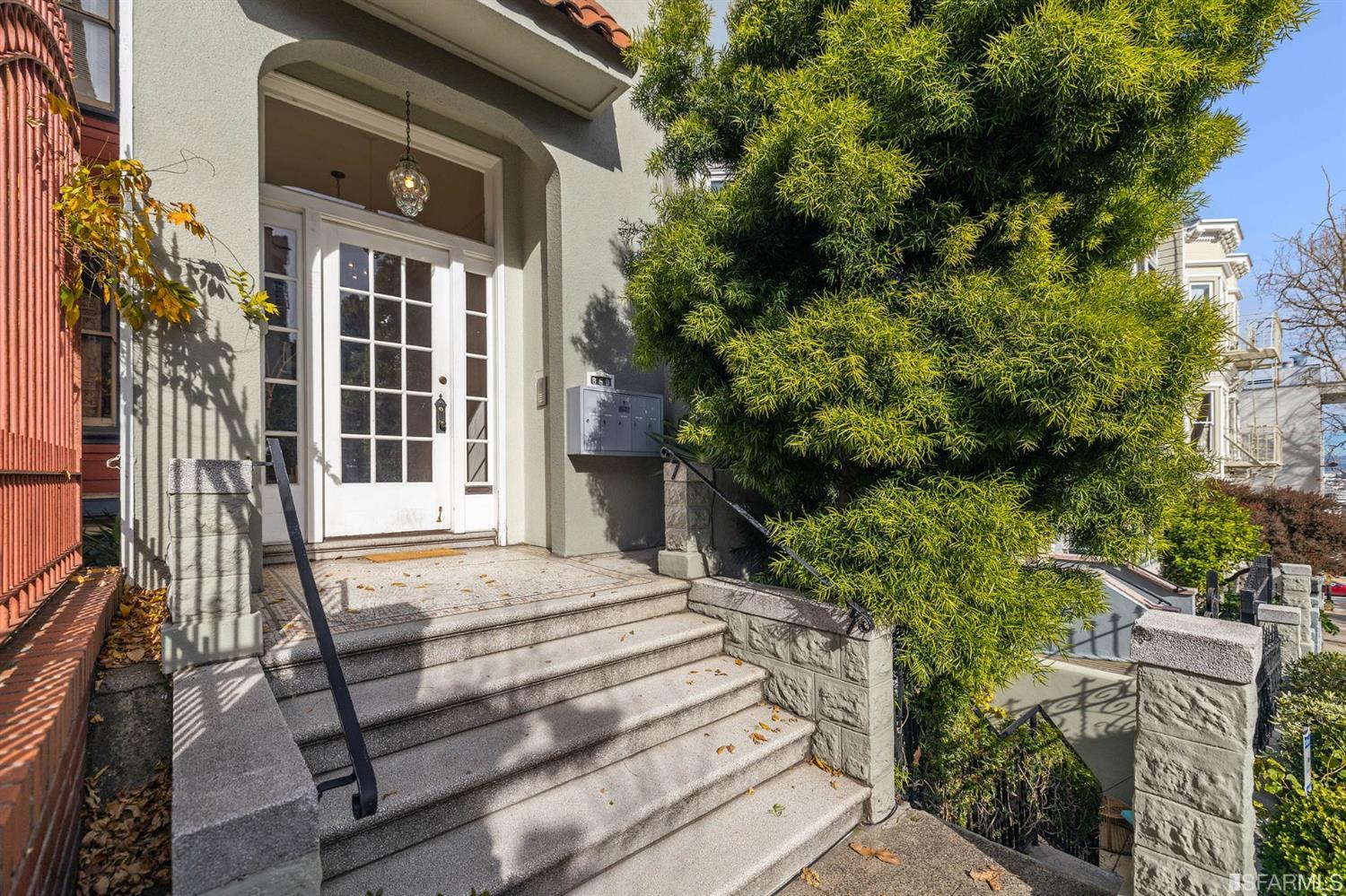 860 Waller Street Unit: 2