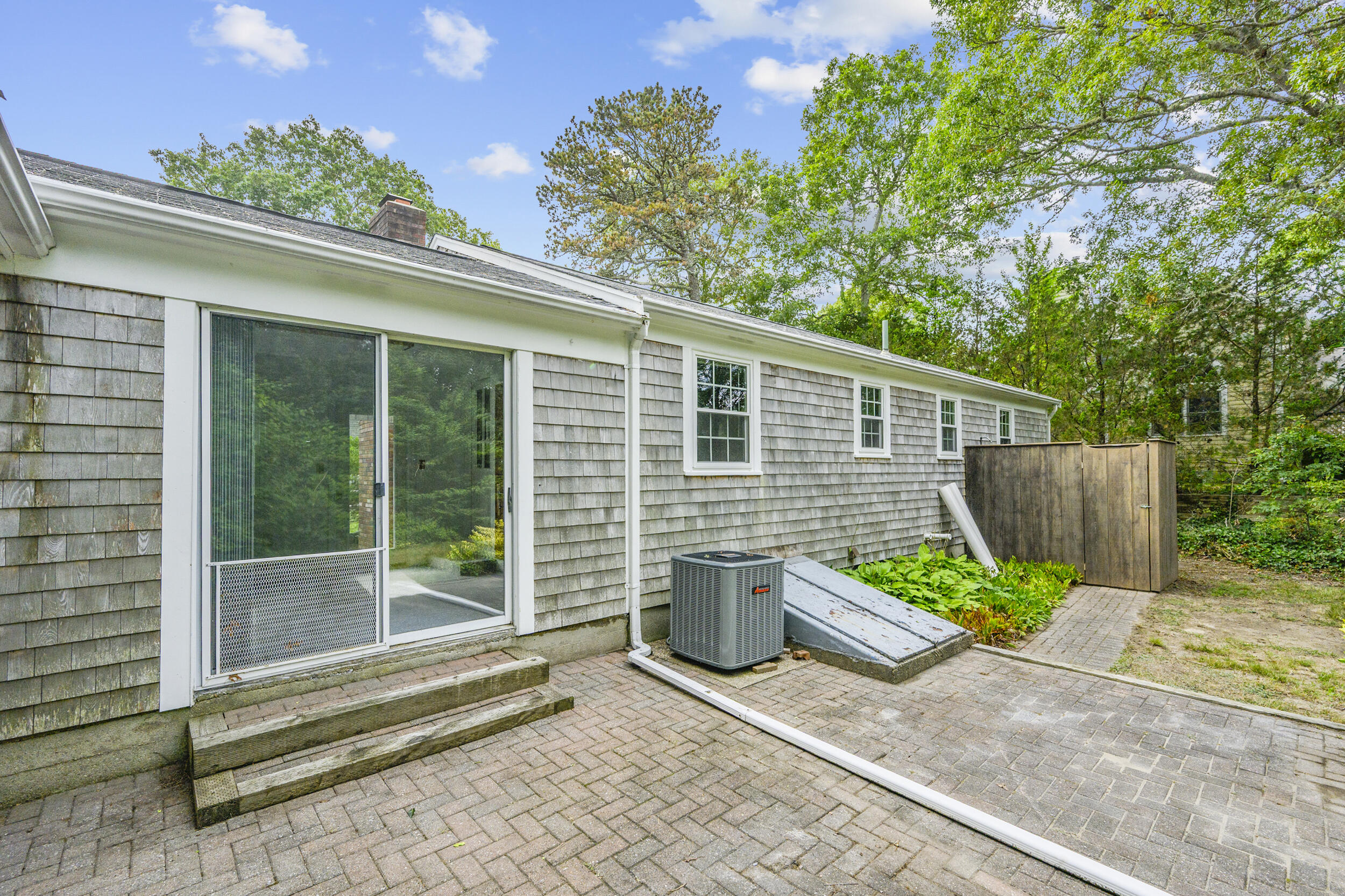 16 Dunstable Cross Road, South Dennis