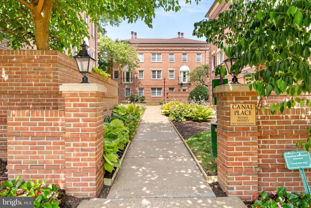 1111 N Pitt St #2b