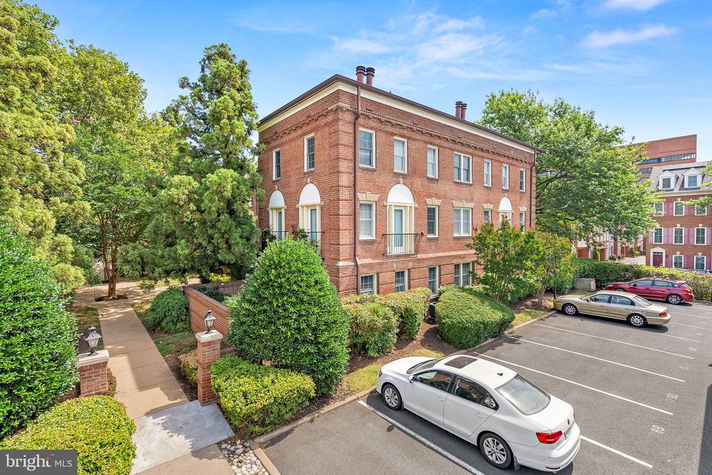 1111 N Pitt St #2b