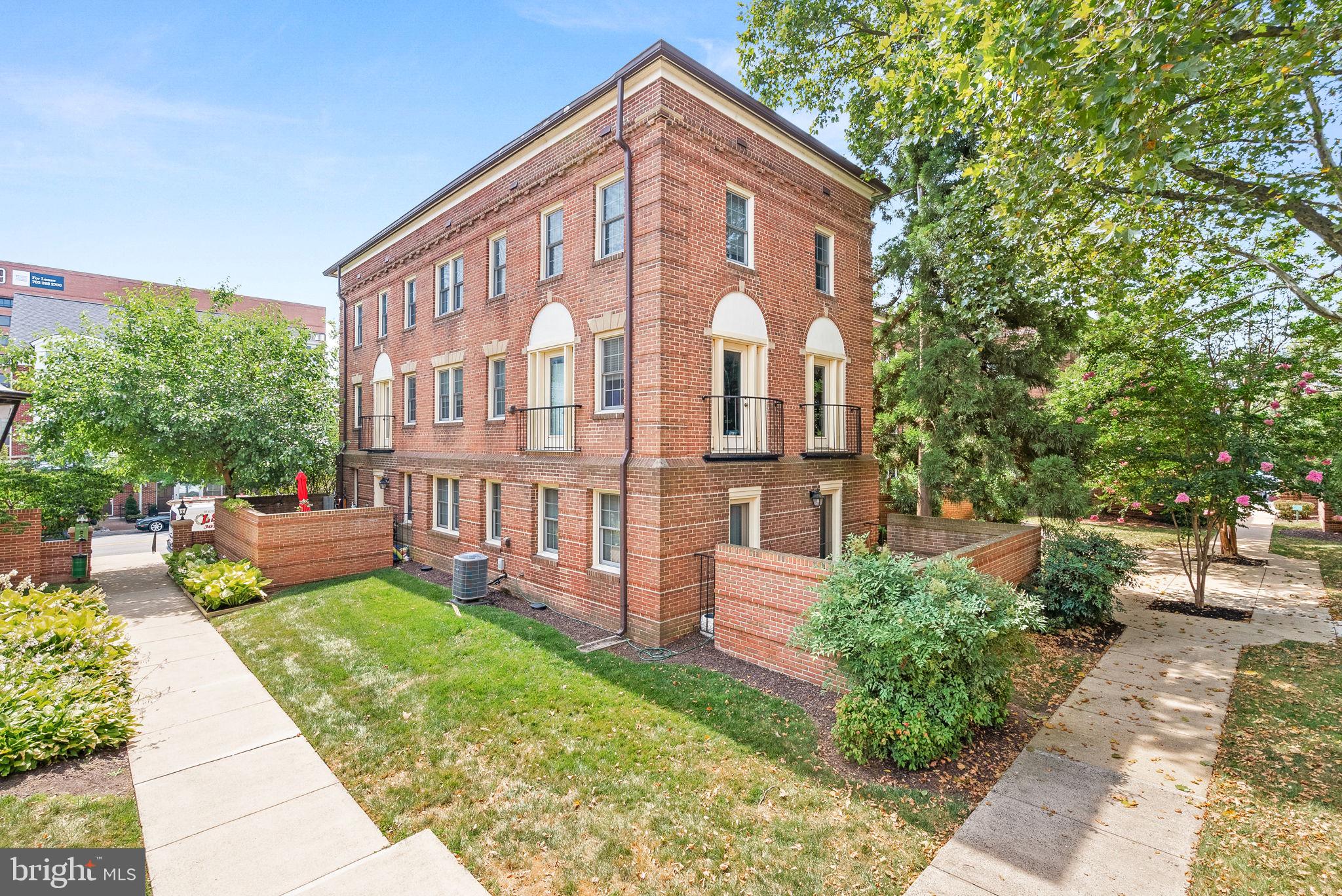 1111 N Pitt St #2b