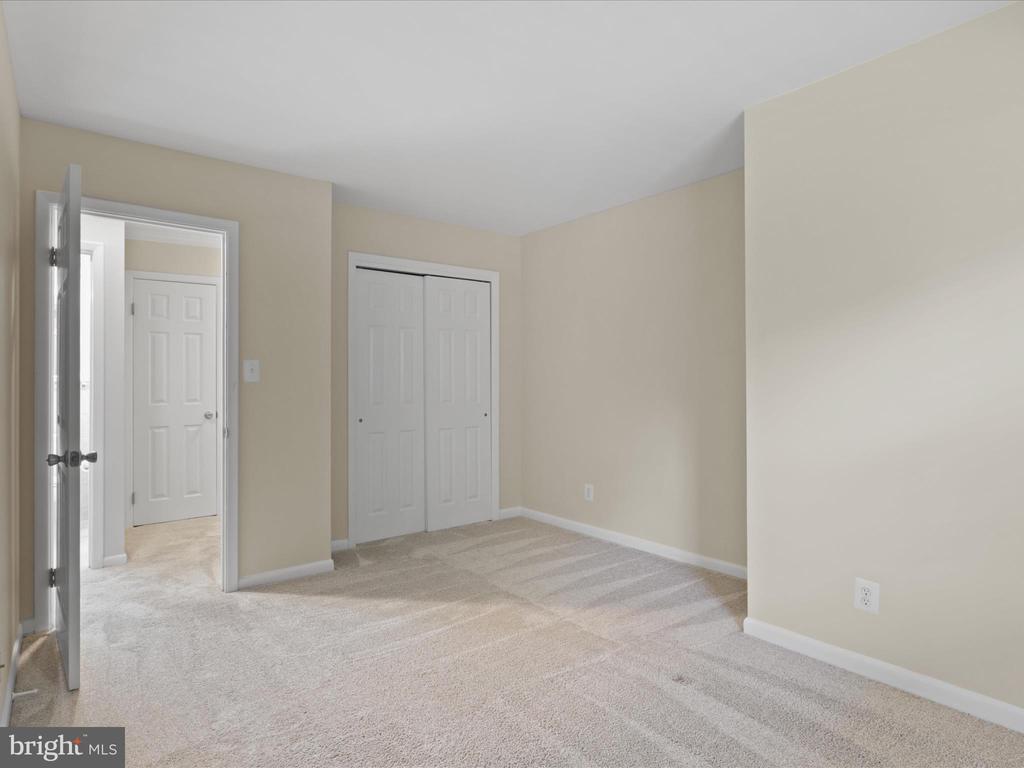 3915 LYNDHURST DR #301