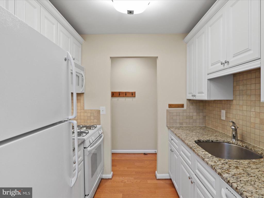 3915 LYNDHURST DR #301