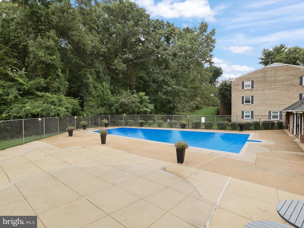 3915 LYNDHURST DR #301