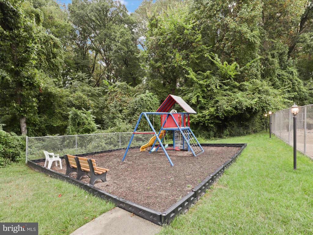 3915 LYNDHURST DR #301