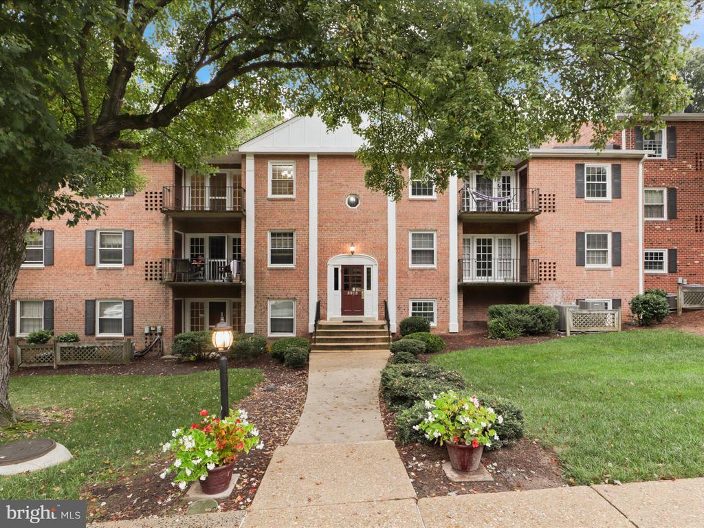 3915 LYNDHURST DR #301
