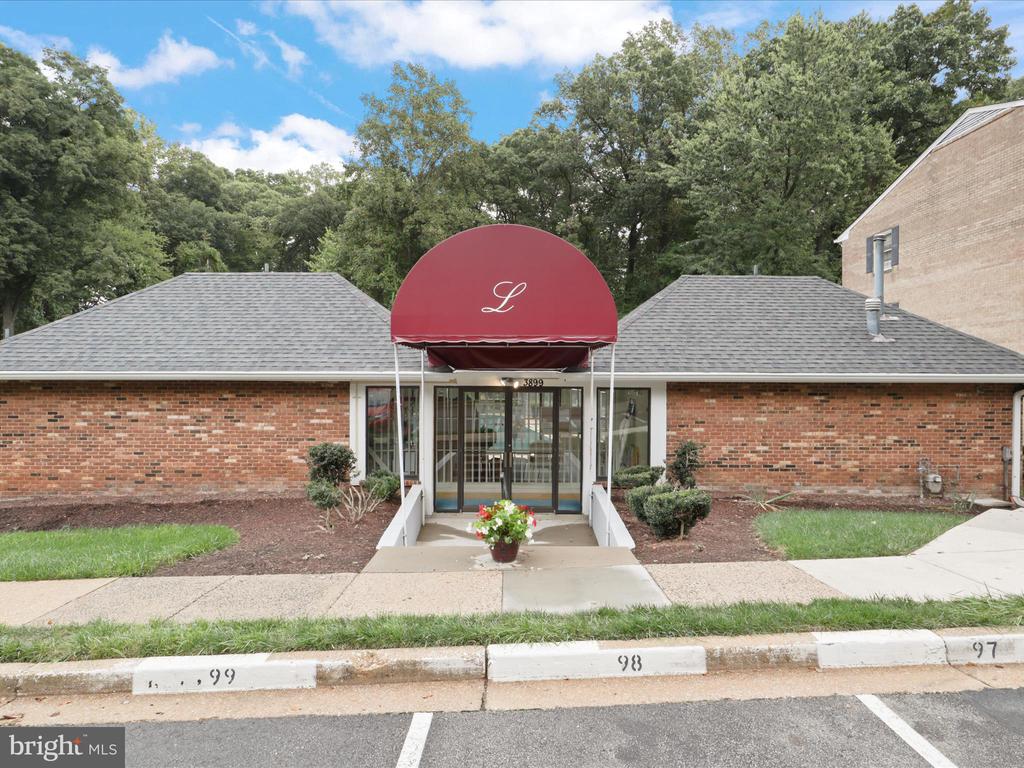 3915 LYNDHURST DR #301