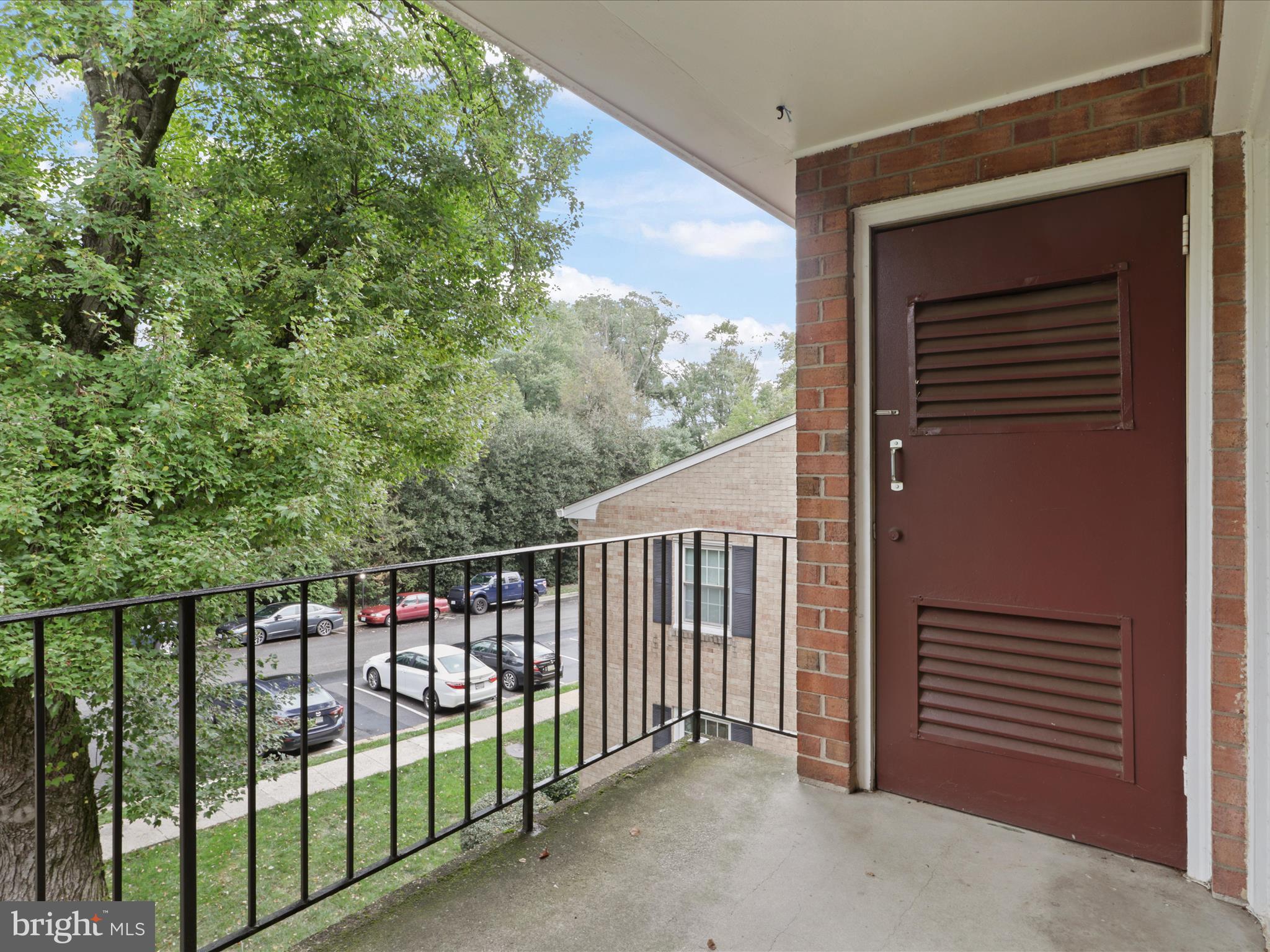 3915 LYNDHURST DR #301