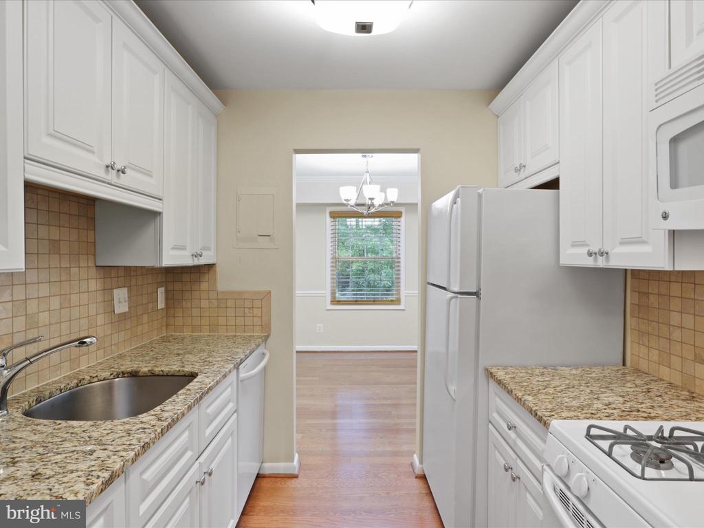 3915 LYNDHURST DR #301