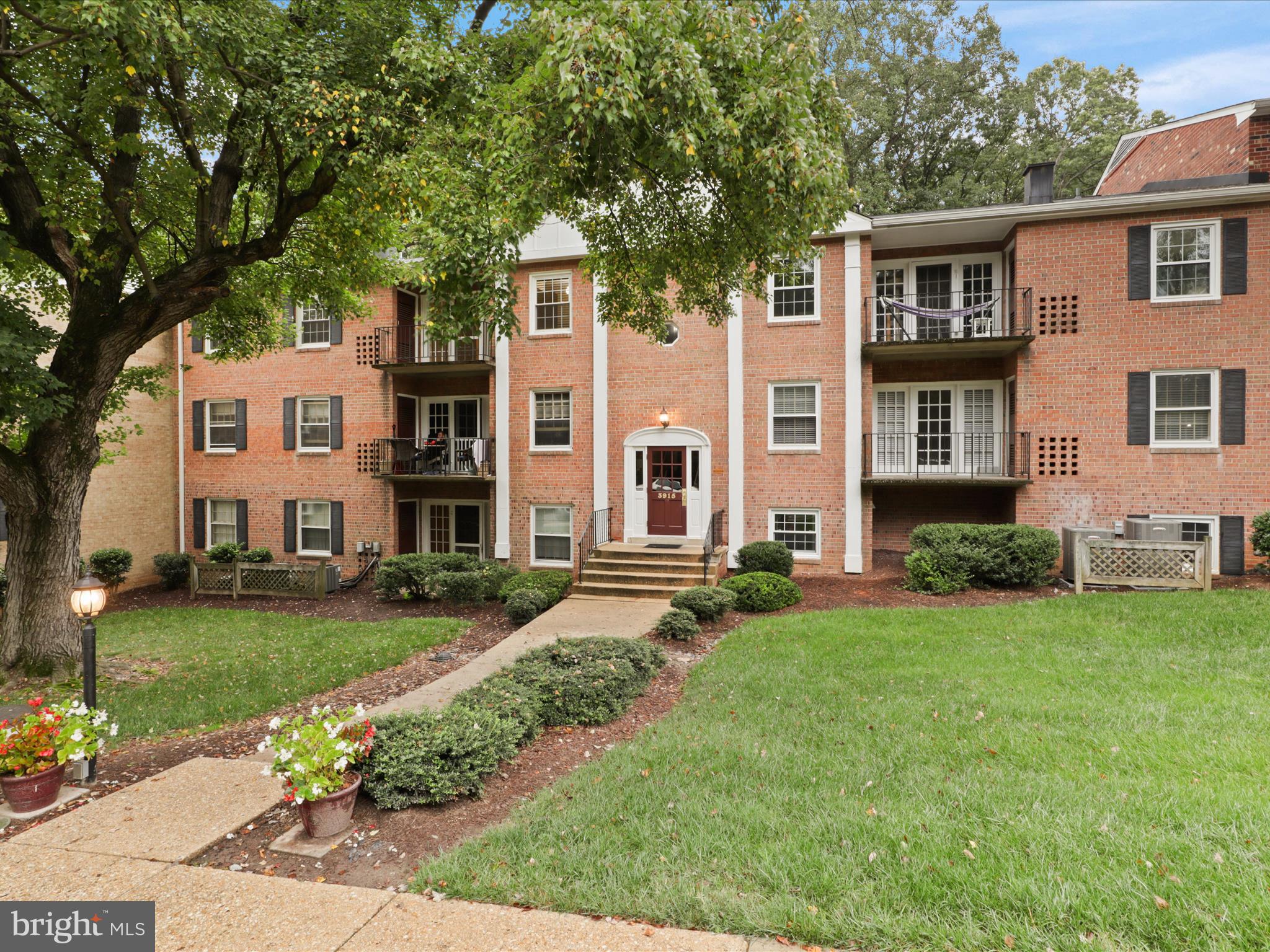 3915 LYNDHURST DR #301