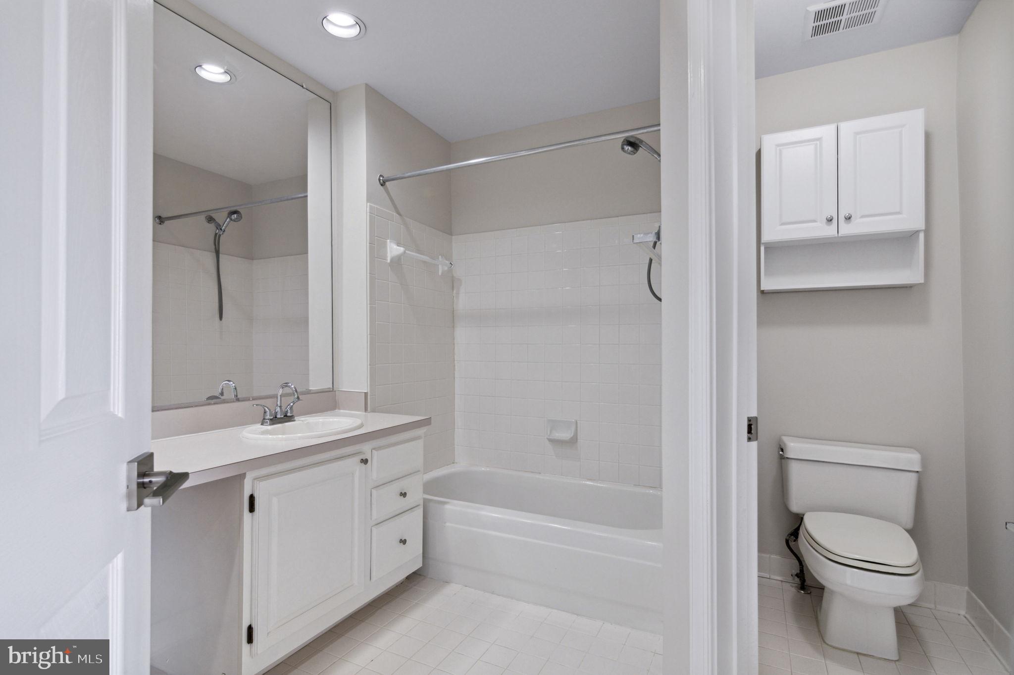 6954 Ellingham Cir #E