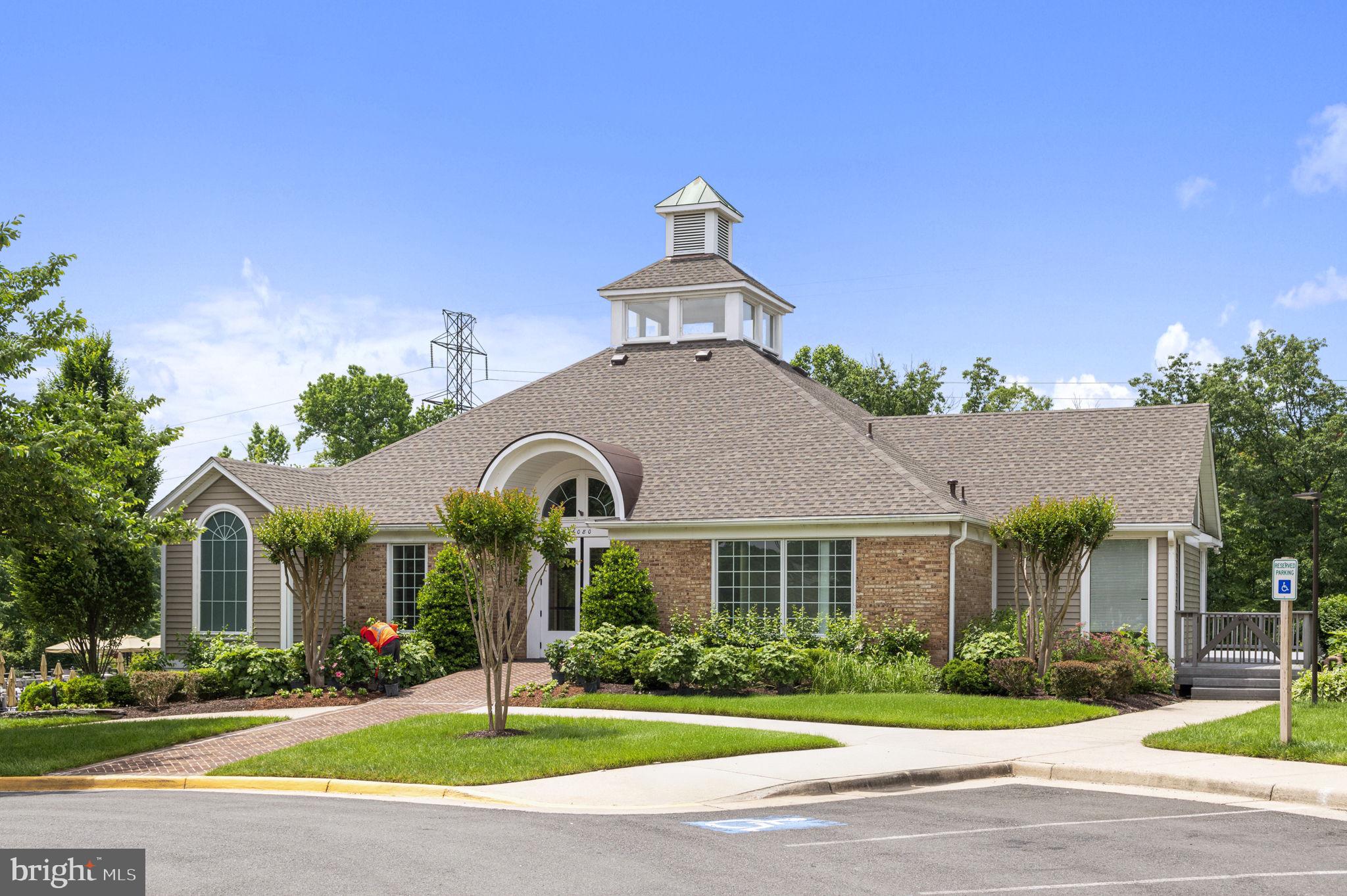 6954 Ellingham Cir #E