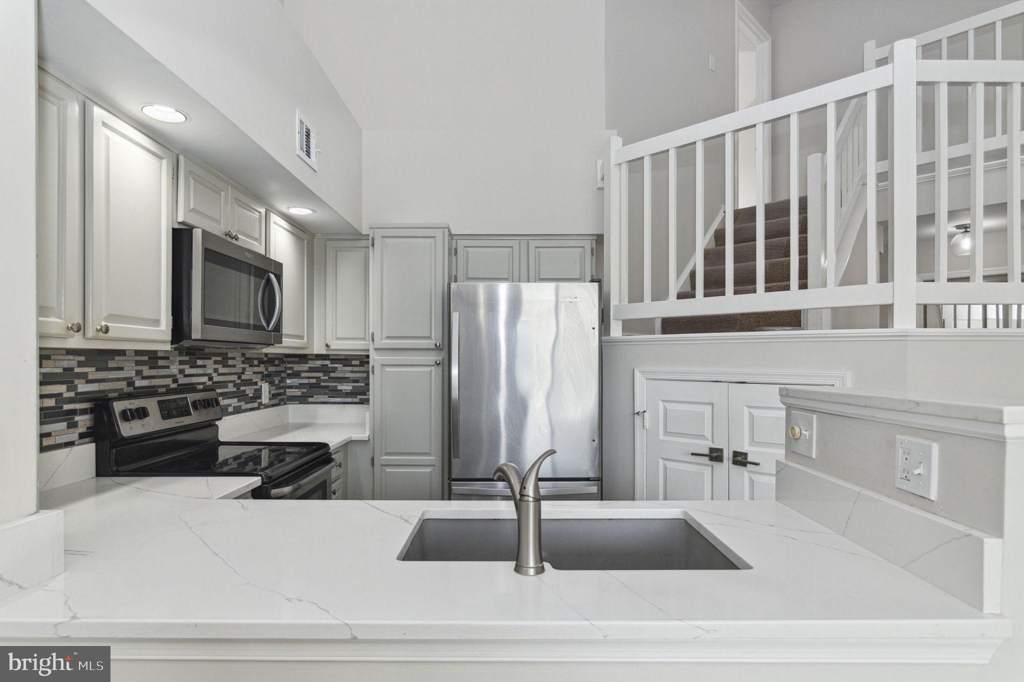 6954 Ellingham Cir #E