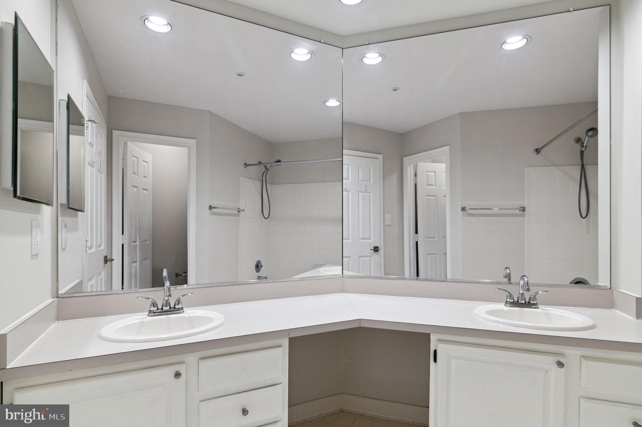 6954 Ellingham Cir #E