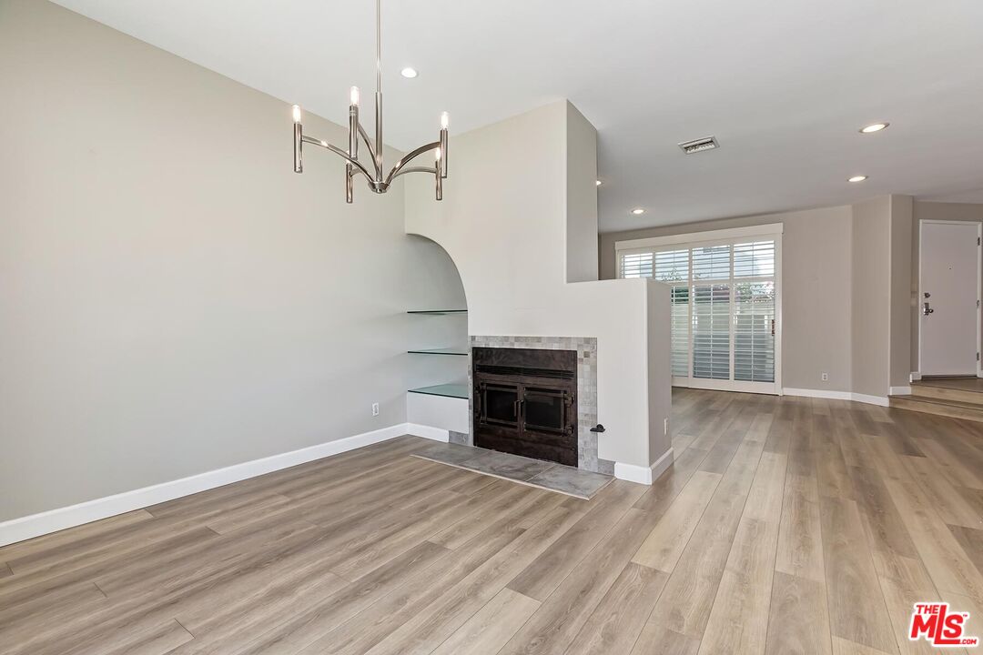 2333 Oak St Unit: 3