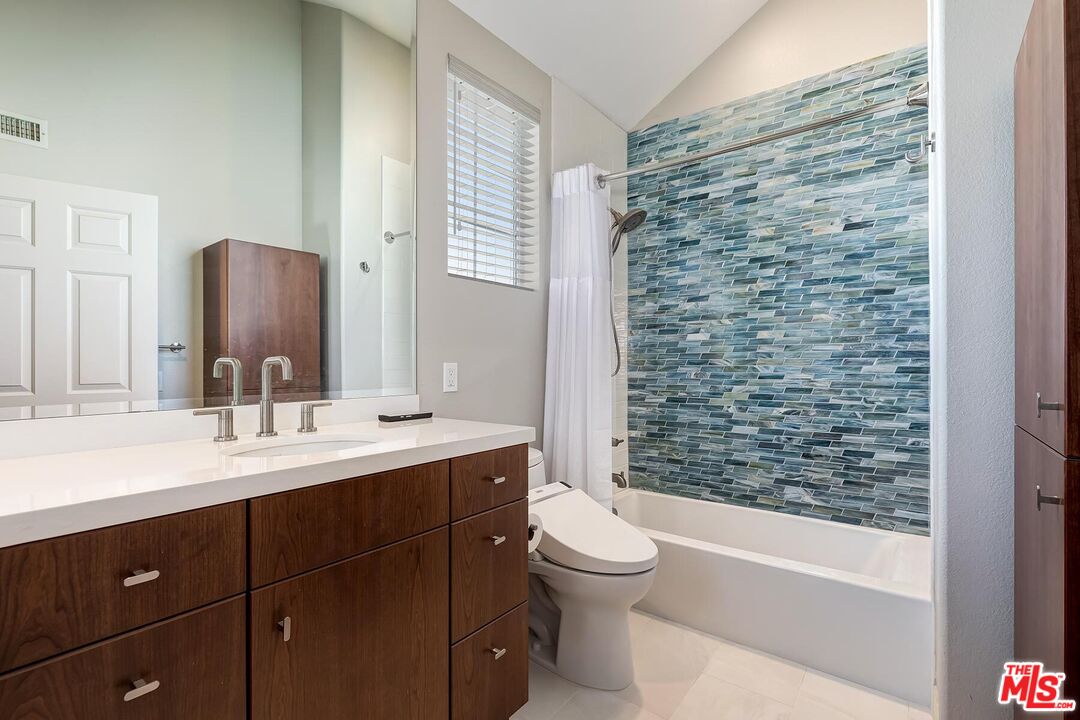 2333 Oak St Unit: 3