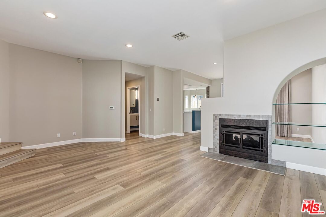 2333 Oak St Unit: 3