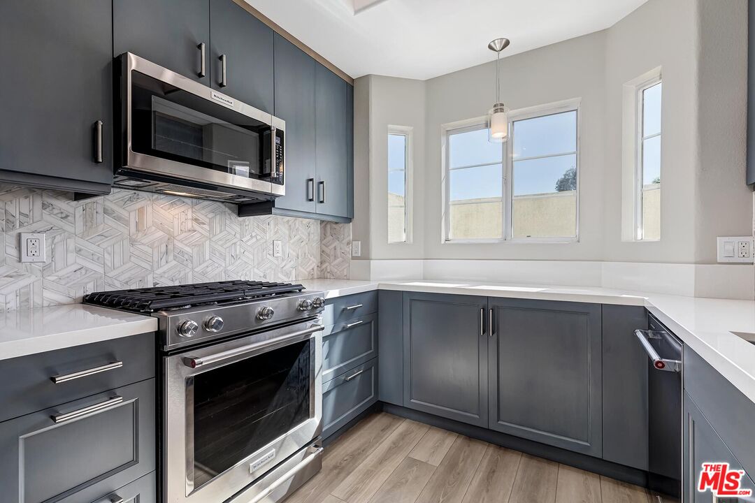 2333 Oak St Unit: 3