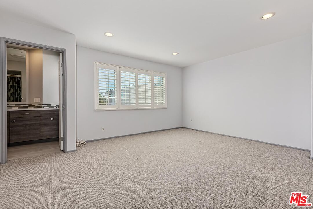 2333 Oak St Unit: 3