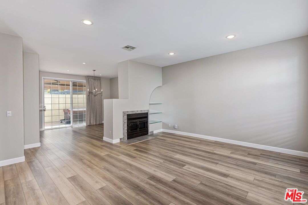 2333 Oak St Unit: 3