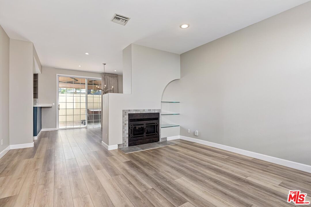 2333 Oak St Unit: 3