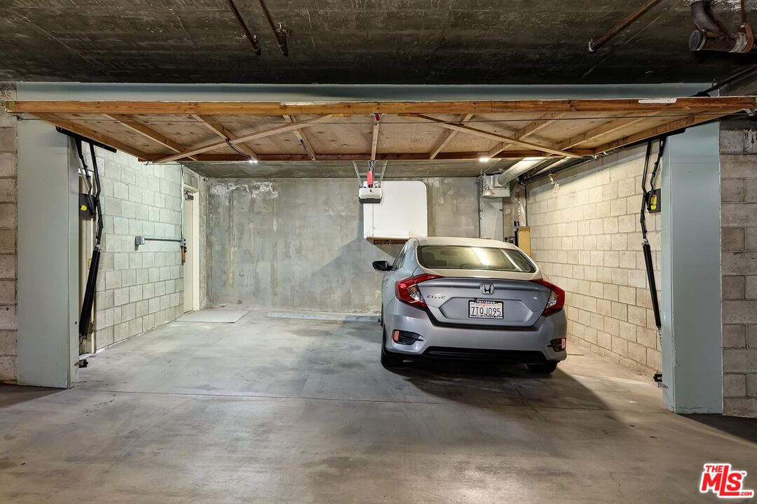 2333 Oak St Unit: 3