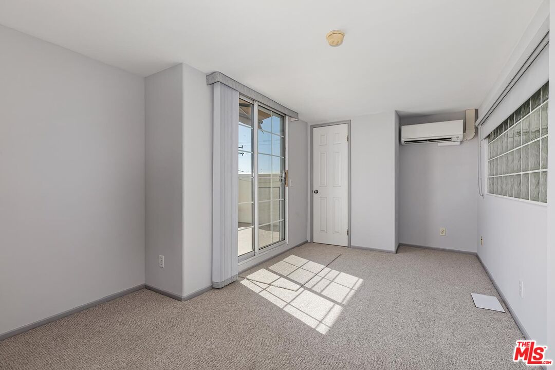 2333 Oak St Unit: 3