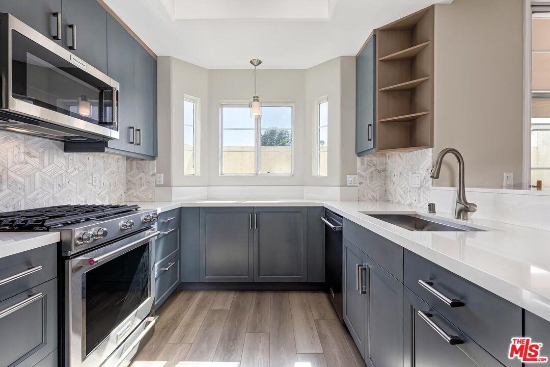 2333 Oak St Unit: 3