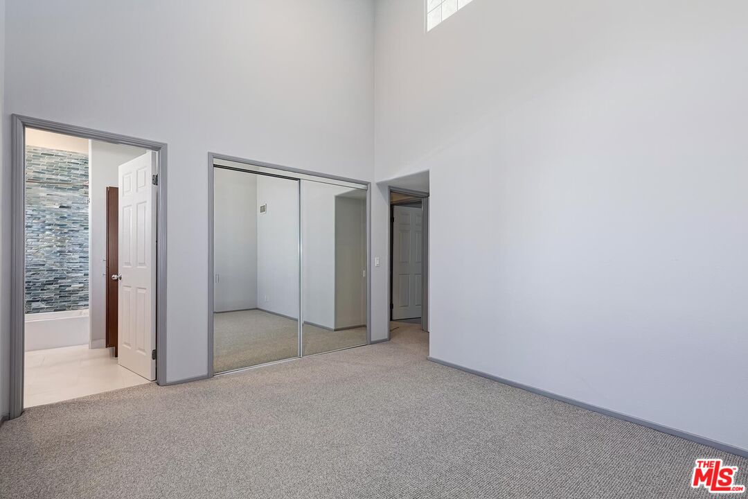 2333 Oak St Unit: 3