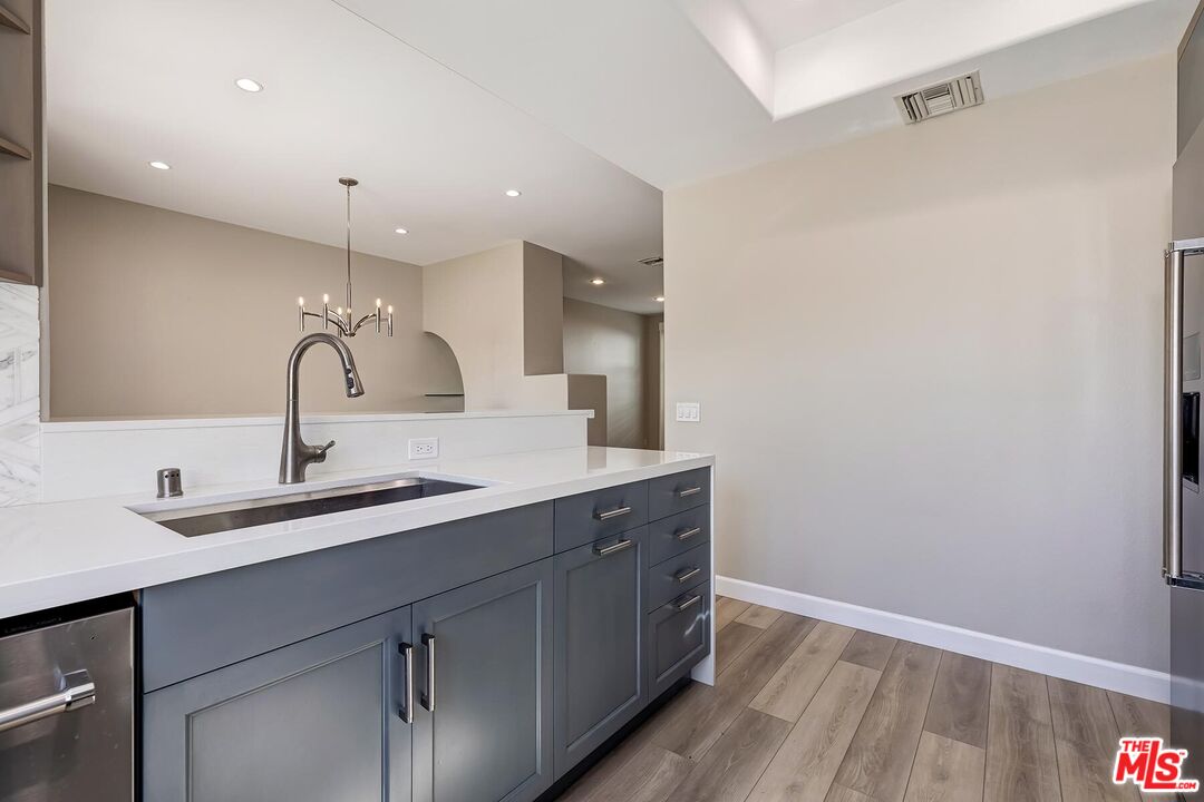 2333 Oak St Unit: 3