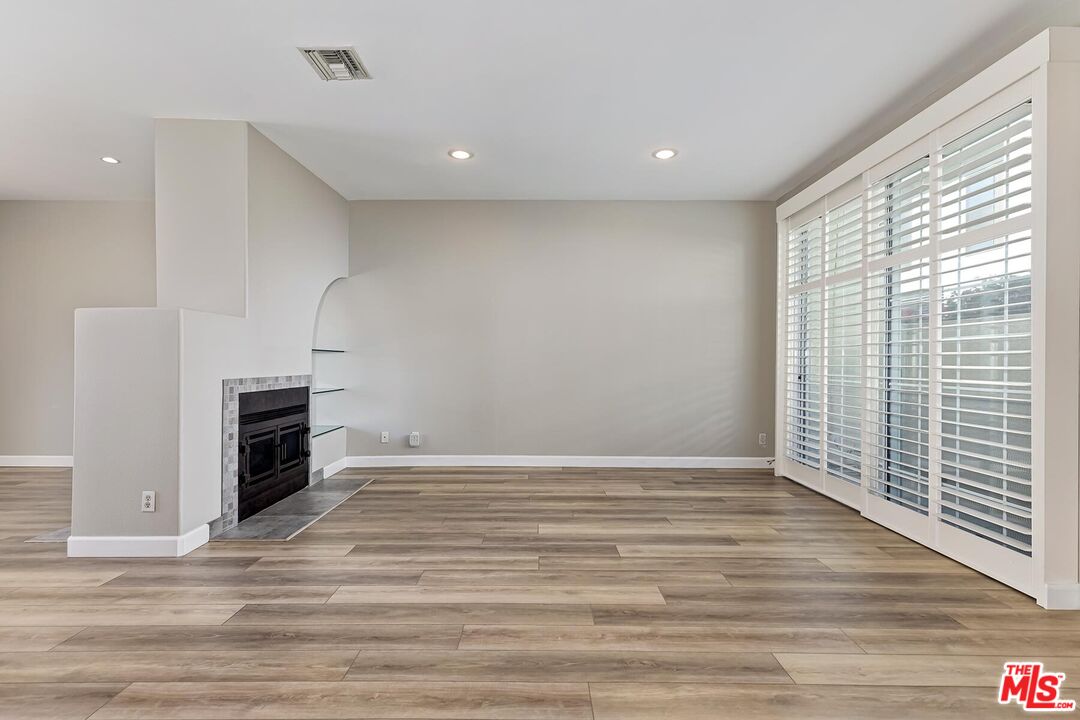 2333 Oak St Unit: 3