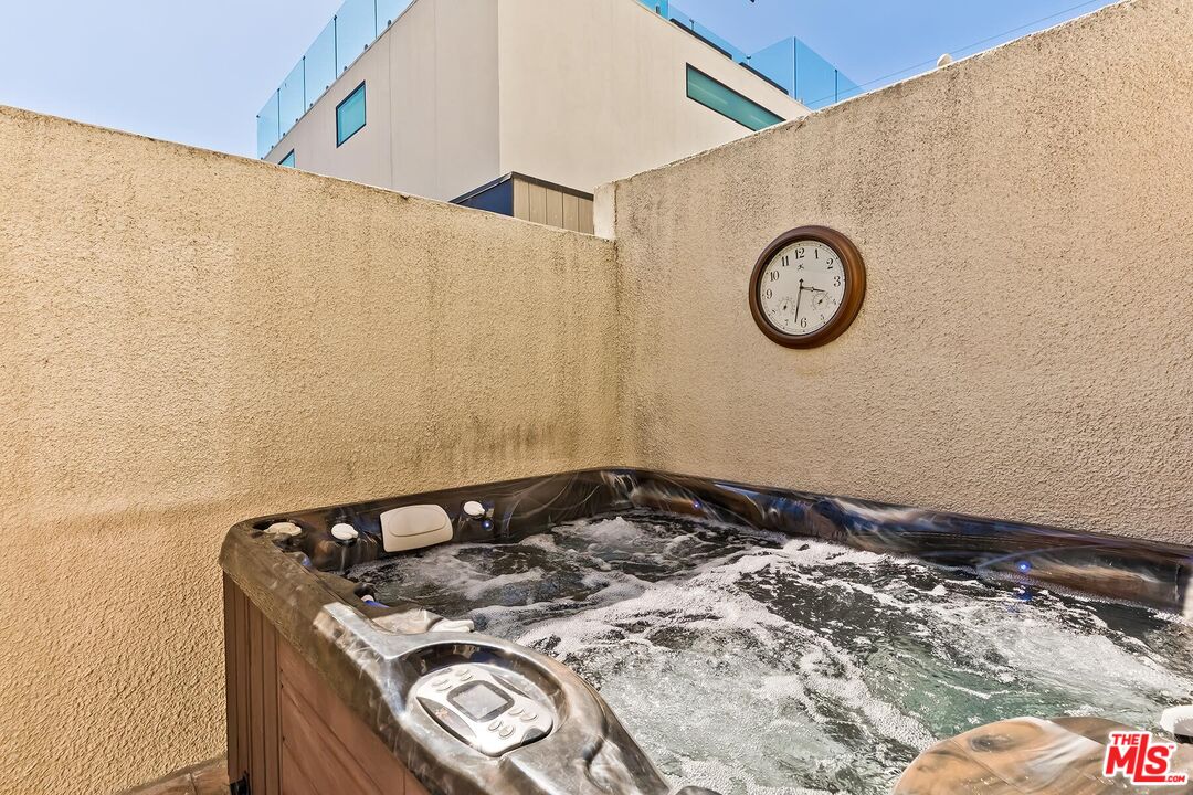 2333 Oak St Unit: 3