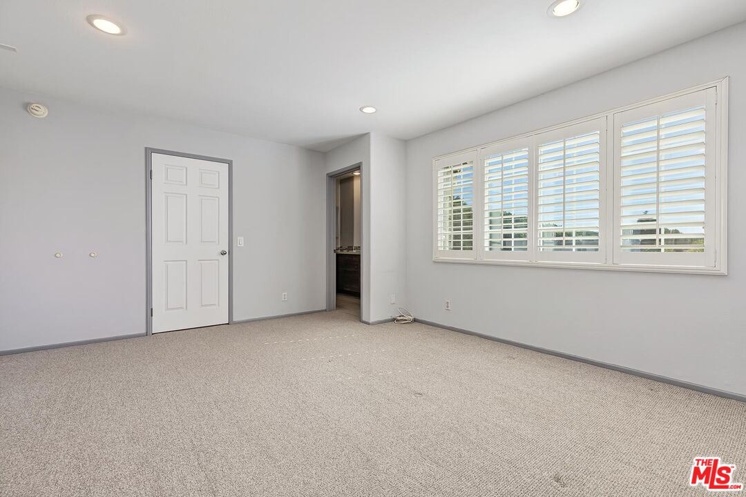 2333 Oak St Unit: 3