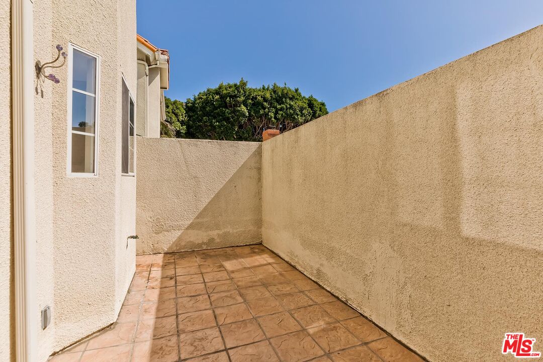 2333 Oak St Unit: 3