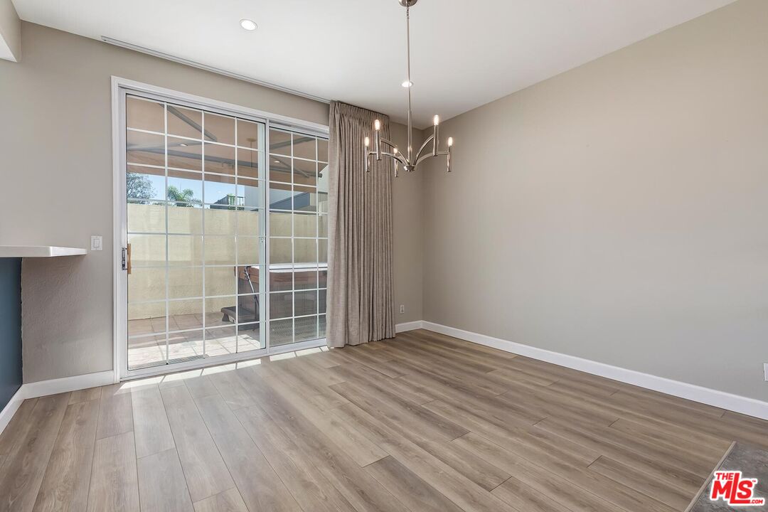 2333 Oak St Unit: 3