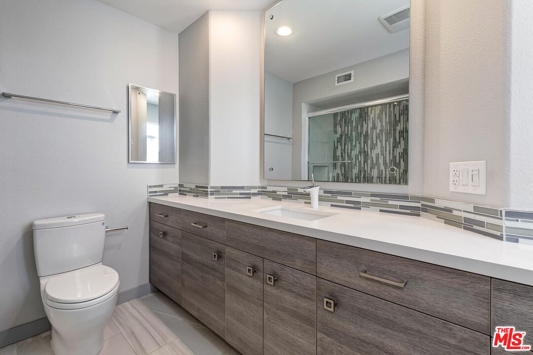 2333 Oak St Unit: 3