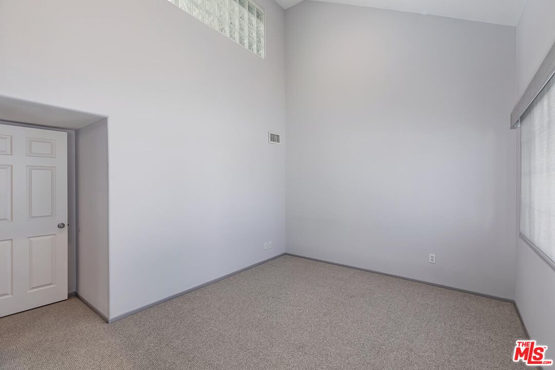 2333 Oak St Unit: 3