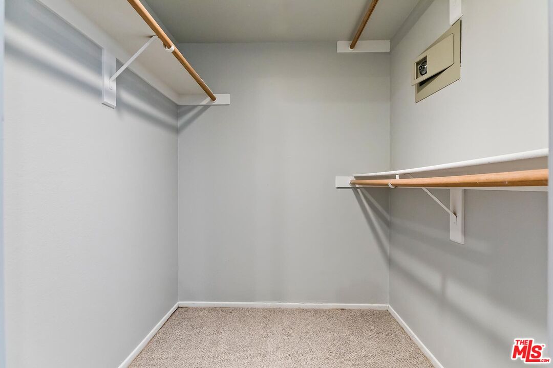 2333 Oak St Unit: 3