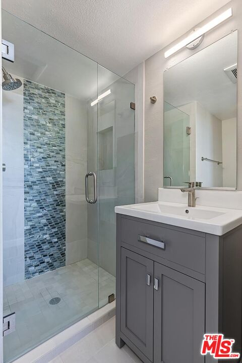 2333 Oak St Unit: 3