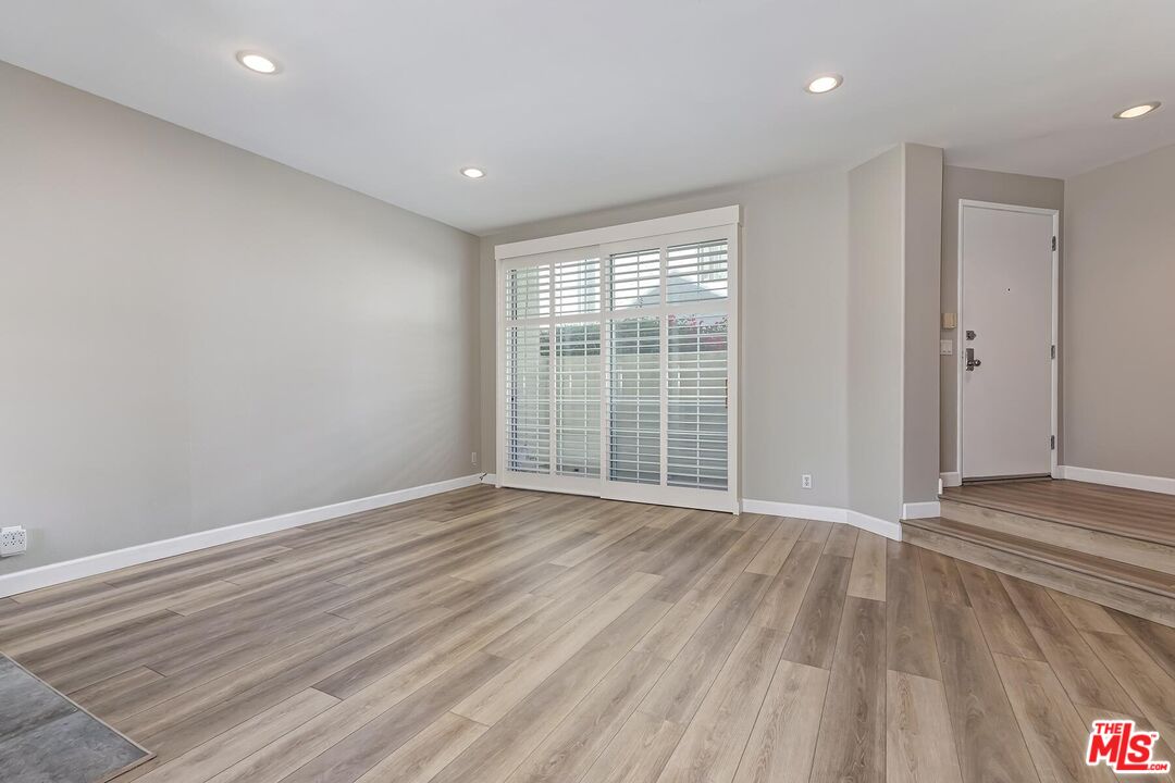 2333 Oak St Unit: 3