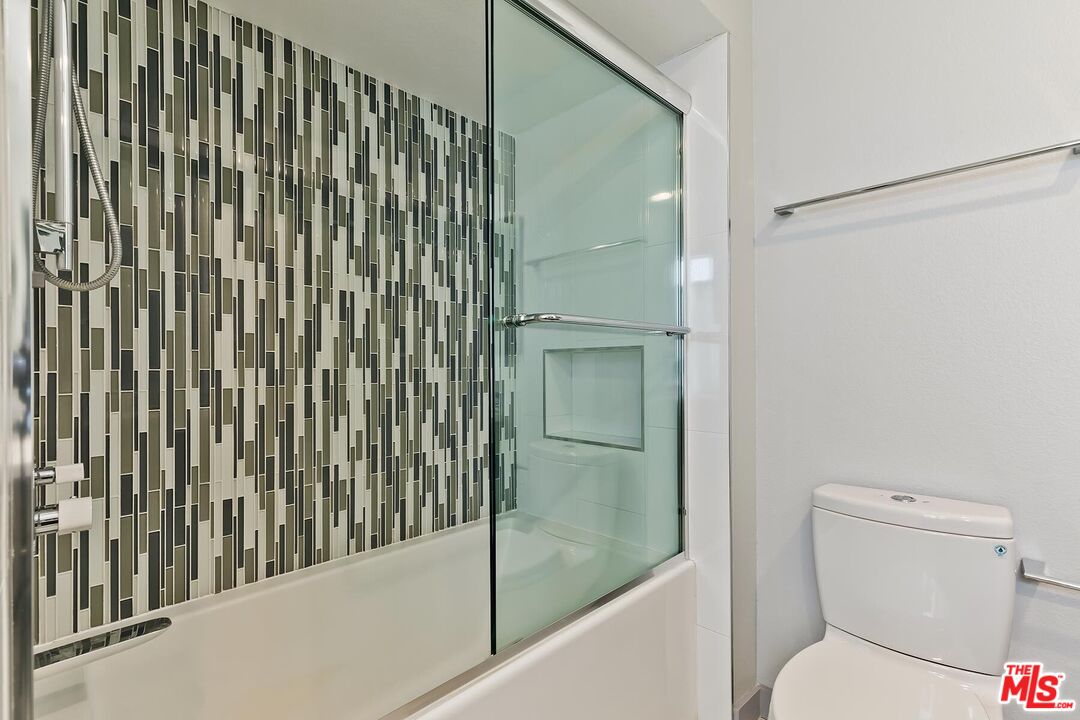 2333 Oak St Unit: 3