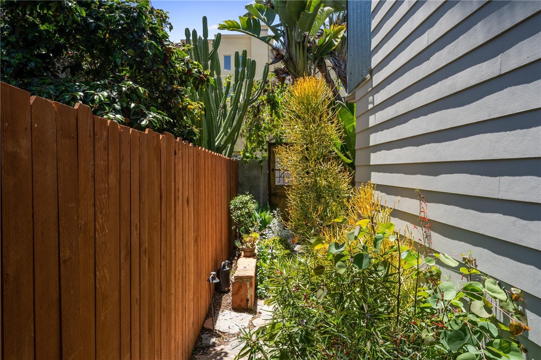 1419 Cloverfield BLVD