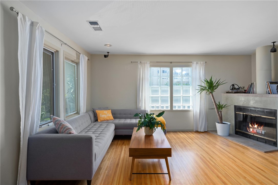 1419 Cloverfield BLVD